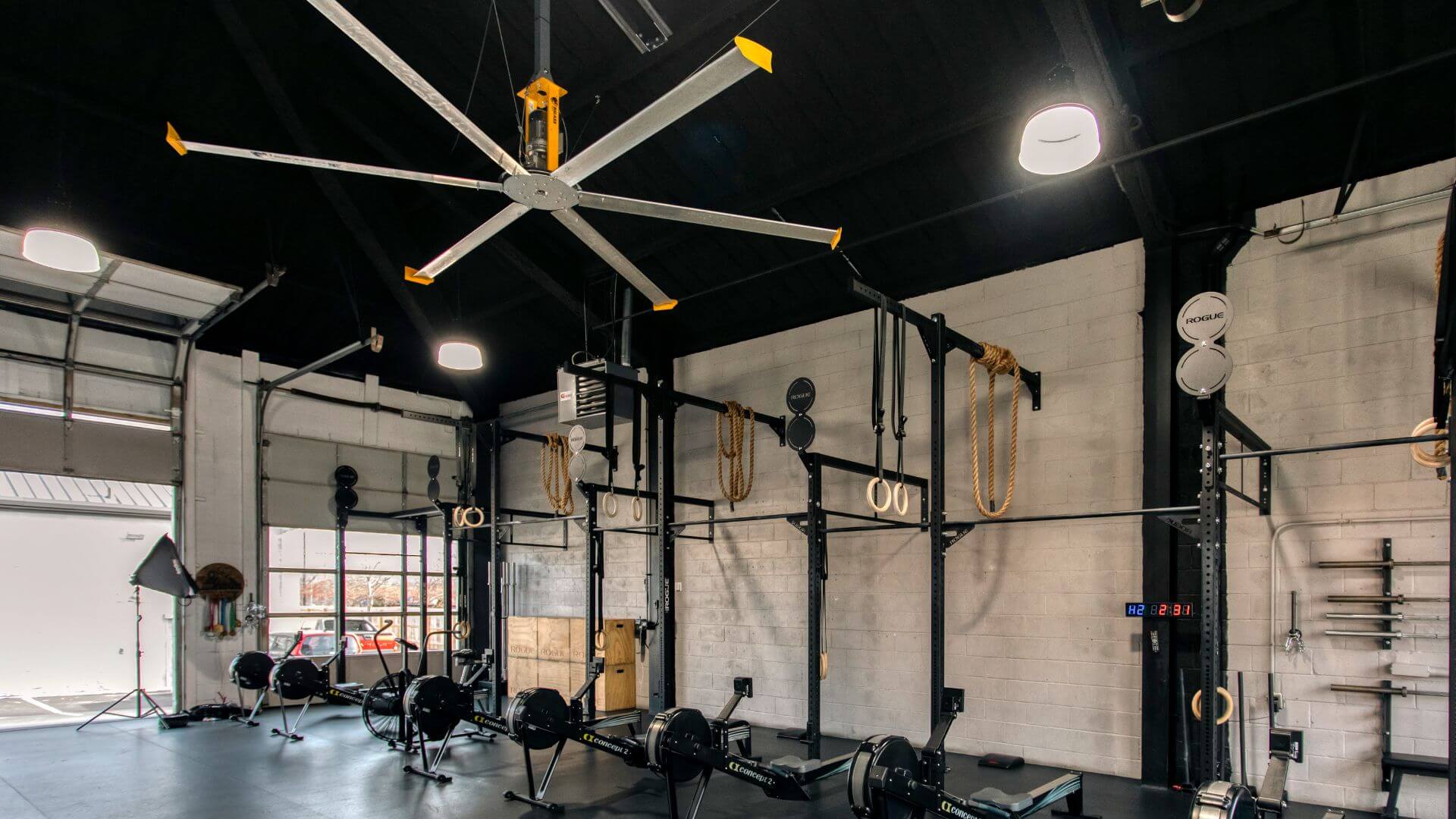 Ein kräftiger Big Ass Fan namens "Powerfoil" hängt im Crossfit-Studio und sorgt für eine optimale Luftzirkulation.