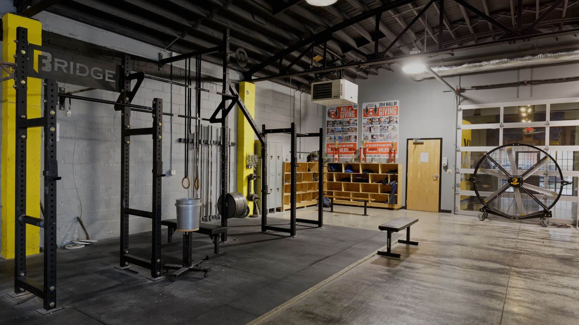 Effektive Kühlung im Crossfit-Studio mit dem leistungsstarken Big Ass Fan Blackjack Ein leistungsstarker Big Ass Fan namens "Blackjack" sorgt im Crossfit-Studio für eine kraftvolle Luftzirkulation.