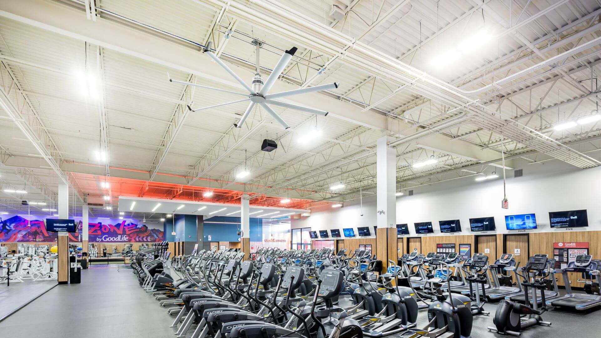 Leistungsstarker Deckenventilator von Big Ass Fans für kühles Training im Fitnessstudio