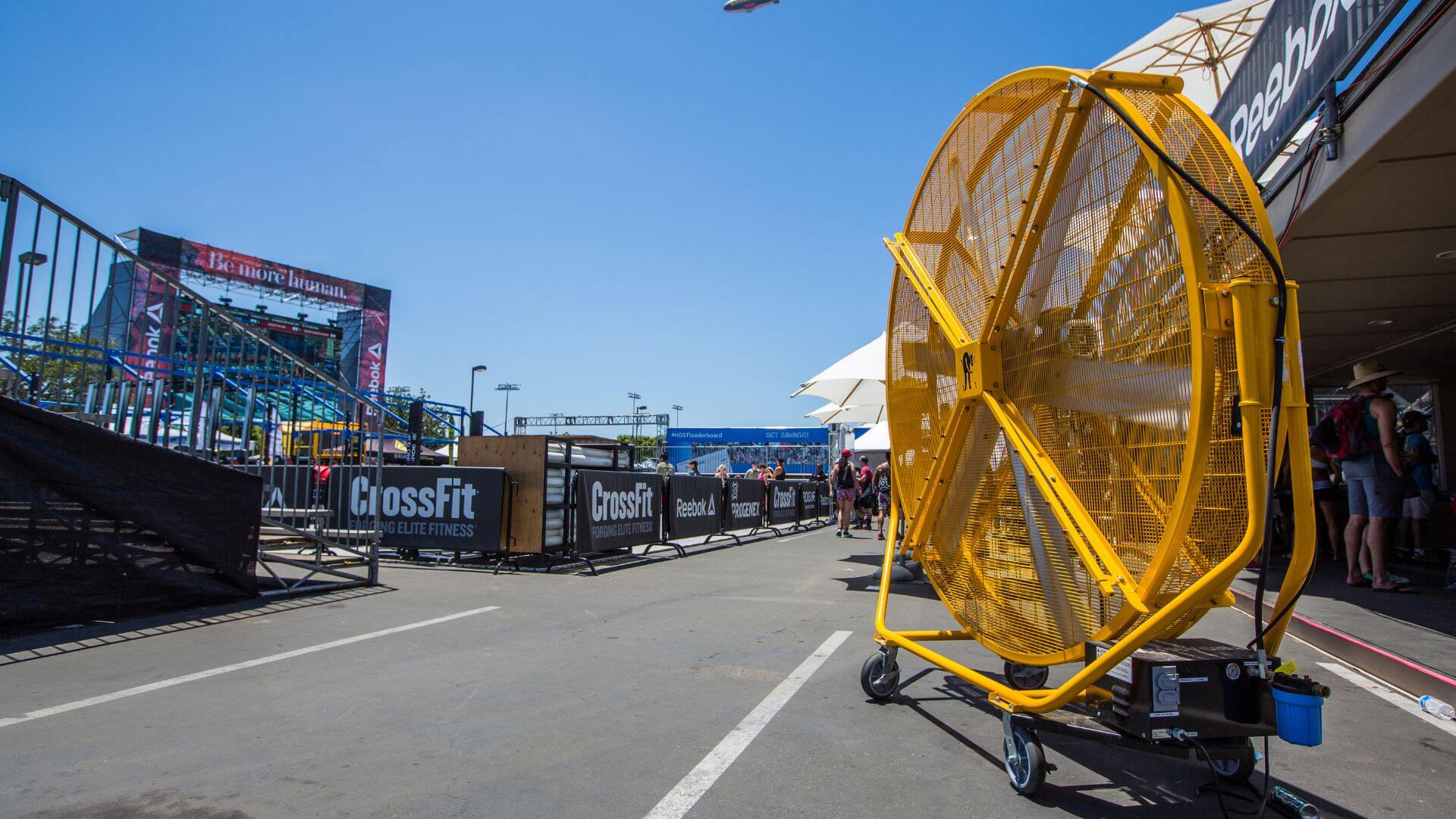 Ein robuster Big Ass Fan namens "Blackjack" sorgt in einem Fitnessstudio für eine optimale Luftzirkulation - kraftvoll und langlebig.